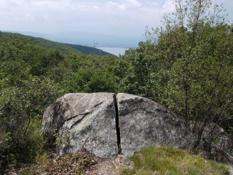 Split boulder, Breakneck Ridge Trail, Hudson Highlands State Park, NY